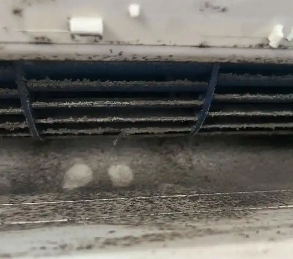 卡若空调吹的风有股烧焦味是怎么回事